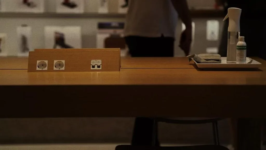 Store table with charging station