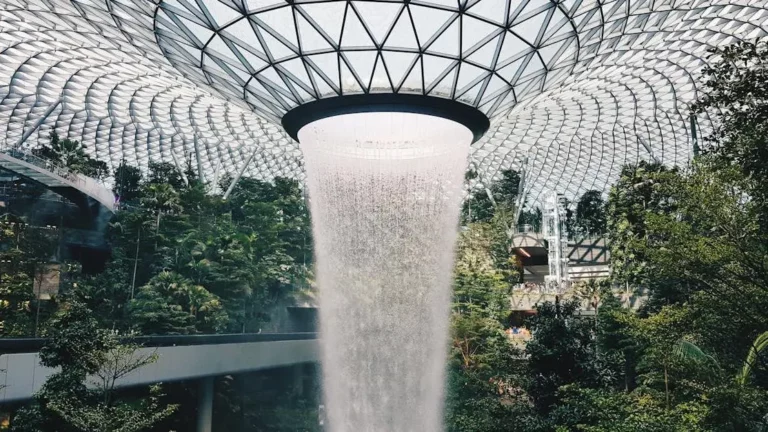 Les millennials attendent des centres commerciaux et des hôtels : La cascade intérieure de l&#039;aéroport Jewel Changi